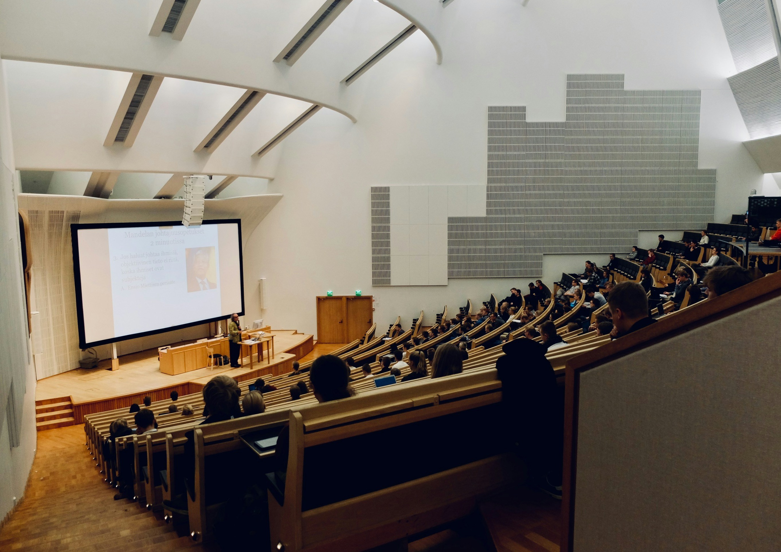 Большой лекционный зал с преподавателем и слушателями